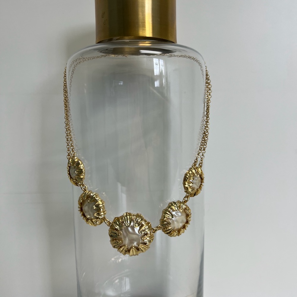 TALBOTS NECKLACE, GOLD TONE WITH PEARL LIKE INSET - Picture 1 of 4